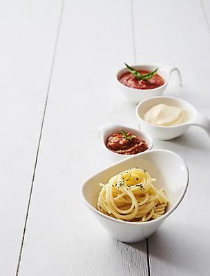 포토 JPG 식재료 실내 사람없음 일렬 토마토소스 스파게티면 파스타면 나무배경 국내포토 백그라운드 파스타 내부 면류 소스_음식 파일형식