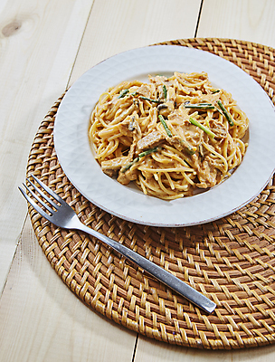 포토 JPG 포크 파스타 서양음식 실내 스파게티 사람없음 크림스프 테이블매트 나무배경 크림파스타 국내포토 식기 음식 백그라운드 내부 식탁보 수프 파일형식