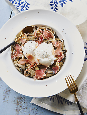 포토 JPG 포크 실내 사람없음 하이앵글 숟가락 샐러드 파란배경 느타리버섯 프로슈토 부라타치즈 국내포토 식기 음식 뷰포인트 백그라운드 치즈 수저 내부 파란색 버섯 햄 파일형식