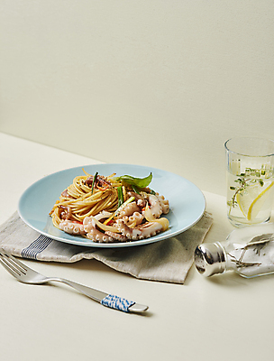 포토 JPG 포크 파스타 서양음식 실내 사람없음 식탁보 흰배경 주꾸미 인퓨즈드워터 오리엔탈파스타 국내포토 식기 음식 백그라운드 연체동물 내부 수중동물 흰색 파일형식