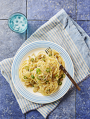 포토 JPG 파스타 서양음식 실내 사람없음 하이앵글 식탁보 파란배경 얼음물 청양고추 알리오올리오 국내포토 음식 뷰포인트 백그라운드 고추 내부 물 파란색 파일형식