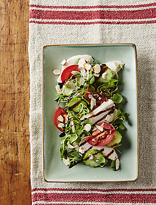 포토 JPG 실내 사람없음 하이앵글 샐러드 식탁보 건강식 모짜렐라치즈 카프레제 나무배경 국내포토 음식 뷰포인트 백그라운드 치즈 내부 파일형식