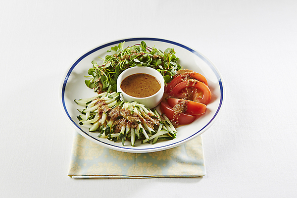 포토 JPG 토마토 오이 실내 사람없음 샐러드 식탁보 소스 흰배경 어린잎 참깨 국내포토 음식 백그라운드 잎 채소 내부 흰색 양념 깨 파일형식