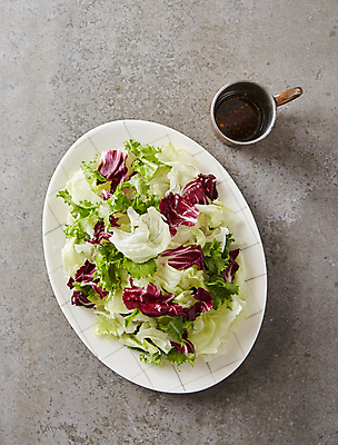 포토 JPG 회색배경 실내 사람없음 하이앵글 샐러드 양상추 건강식 발사믹소스 라디치오 국내포토 음식 뷰포인트 백그라운드 채소 내부 회색 소스_음식 치커리 파일형식