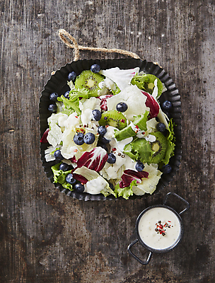 포토 JPG 실내 키위 사람없음 하이앵글 샐러드 소스 블루베리 과일샐러드 나무배경 국내포토 음식 뷰포인트 백그라운드 과일 내부 양념 파일형식