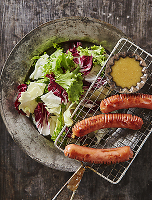 포토 JPG 실내 사람없음 하이앵글 샐러드 소시지 양상추 그릴 소시지구이 나무배경 라디치오 국내포토 음식 뷰포인트 백그라운드 채소 주방용품 내부 가공식품 구이 치커리 파일형식