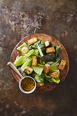 포토 JPG 실내 사람없음 하이앵글 샐러드 소스 나무접시 크루통 나무배경 국내포토 접시 음식 빵 뷰포인트 백그라운드 내부 양념 파일형식