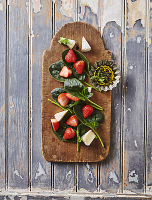 포토 JPG 식재료 딸기 실내 사람없음 하이앵글 나무도마 다채 발사믹소스 까망베르치즈 나무배경 국내포토 뷰포인트 백그라운드 채소 과일 치즈 도마 내부 목재 소스_음식 파일형식