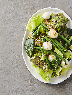 포토 JPG 회색배경 실내 사람없음 하이앵글 샐러드 메추리알 건강식 그린빈 베이비시금치 국내포토 음식 뷰포인트 백그라운드 콩 내부 알 회색 시금치 파일형식