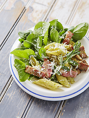 포토 JPG 파스타 서양음식 실내 사람없음 베이컨 펜네 베이비시금치 페스토 나무배경 국내포토 음식 백그라운드 돼지고기 내부 소스_음식 시금치 파일형식