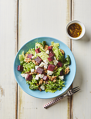 포토 JPG 포크 실내 사람없음 하이앵글 샐러드 소스 건강식 비트 페타치즈 국내포토 식기 음식 뷰포인트 채소 치즈 내부 양념 파일형식