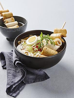 포토 JPG 회색배경 실내 사람없음 어묵 어묵꼬치 우동 쑥갓 삶은계란 어묵우동 일본음식 국내포토 음식 백그라운드 채소 내부 계란 회색 면류 꼬치 계란요리 파일형식