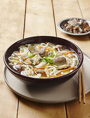 포토 한식 음식 백그라운드 조개 내부 면류 국수 칼국수 파일형식 나무배경 바지락칼국수 바지락 JPG 실내 사람없음 국내포토