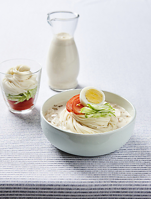 포토 JPG 한식 회색배경 여름음식 실내 사람없음 고명 국수 콩국수 국내포토 음식 백그라운드 내부 회색 면류 파일형식 여름_계절