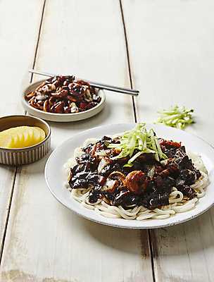 포토 JPG 실내 사람없음 중식 짜장면 단무지 나무배경 짜장소스 국내포토 음식 백그라운드 내부 소스_음식 파일형식