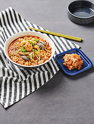 포토 JPG 회색배경 실내 사람없음 식탁보 라면 배추김치 해물라면 국내포토 음식 백그라운드 김치 내부 회색 면류 파일형식