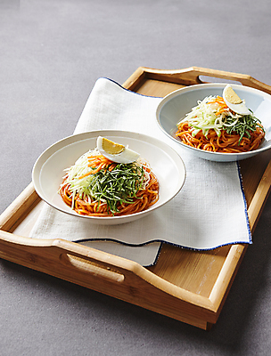 포토 JPG 한식 회색배경 실내 사람없음 나무쟁반 비빔면 쫄면 국내포토 음식 백그라운드 쟁반 내부 목재 회색 파일형식