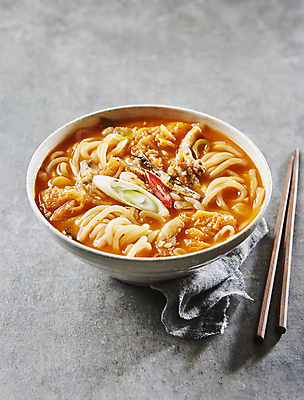 포토 JPG 젓가락 회색배경 실내 사람없음 면류 매움 우동 김치우동 국내포토 음식 백그라운드 수저 내부 회색 맛 일본음식 파일형식