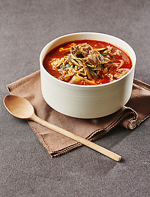 포토 JPG 한식 회색배경 실내 사람없음 국 나무숟가락 육개장 국내포토 음식 백그라운드 내부 숟가락 회색 파일형식