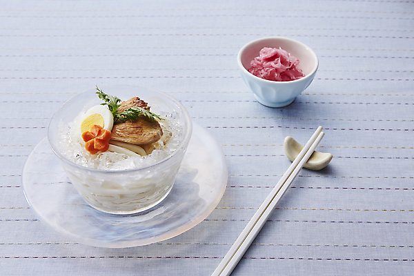 포토 JPG 여름음식 실내 사람없음 파란배경 우동 생강초절임 냉우동 차슈 국내포토 음식 백그라운드 돼지고기 내부 파란색 면류 절임 일본음식 파일형식 여름_계절