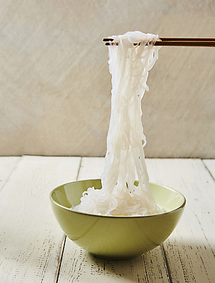 포토 JPG 식재료 젓가락 실내 들기 사람없음 면류 곤약 나무탁자 곤약면 국내포토 음식 모션 탁자 수저 내부 파일형식