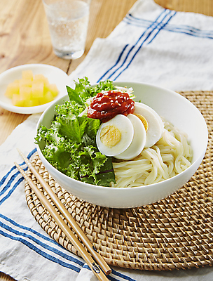 포토 JPG 한식 여름음식 실내 사람없음 아웃포커스 삶은계란 비빔면 쫄면 초고추장 치커리 나무배경 국내포토 음식 백그라운드 채소 촬영기법 내부 계란 양념 계란요리 파일형식 여름_계절