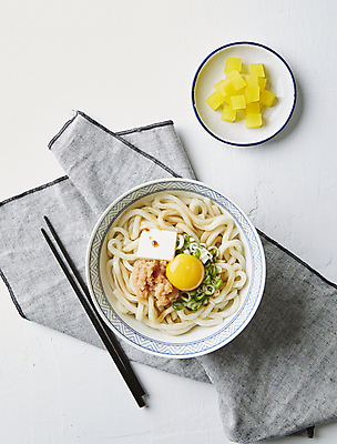 포토 JPG 실내 사람없음 하이앵글 흰배경 단무지 우동 비빔면 명란버터우동 국내포토 뷰포인트 백그라운드 내부 흰색 면류 일본음식 파일형식