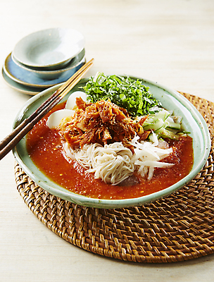 포토 JPG 한식 김치 실내 사람없음 국수 김치말이국수 나무배경 국내포토 음식 백그라운드 내부 면류 파일형식