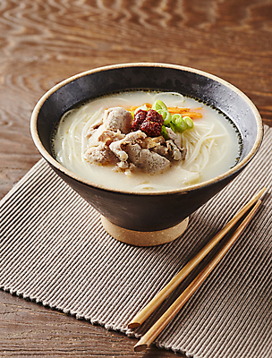 포토 JPG 한식 실내 돼지고기 사람없음 국수 고기국수 제주음식 나무배경 국내포토 음식 백그라운드 육류 내부 제주도 면류 파일형식 향토음식