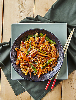 포토 JPG 실내 사람없음 하이앵글 천 볶음 오징어볶음 나무배경 오징어볶음라면 국내포토 음식 뷰포인트 백그라운드 내부 직물 파일형식