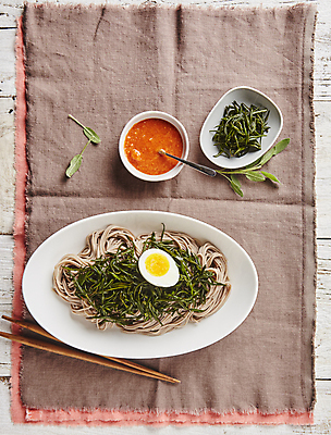 포토 JPG 실내 사람없음 하이앵글 식탁보 양념 메밀국수 국수 삶은계란 막국수 메밀면 나무배경 국내포토 음식 뷰포인트 백그라운드 내부 계란 면류 계란요리 파일형식