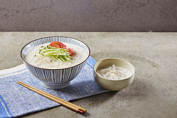 포토 JPG 한식 여름음식 실내 사람없음 나무젓가락 콩국수 우무콩국수 콩물 국내포토 음식 젓가락 내부 국수 파일형식 여름_계절