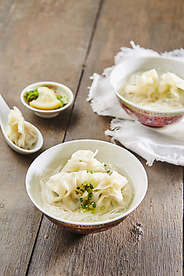 포토 JPG 그릇 실내 사람없음 중식 나무배경 완탕면 국내포토 식기 음식 백그라운드 내부 파일형식