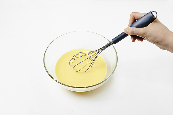 포토 JPG 손 식재료 실내 신체부위 계란 잡기 흰배경 거품기 요리중 계란물 국내포토 백그라운드 모션 주방용품 사람 내부 알 흰색 파일형식