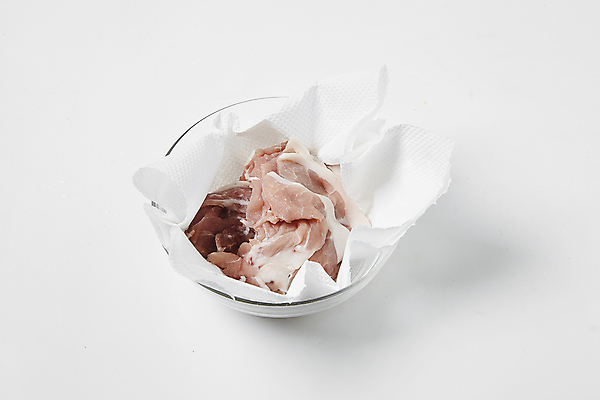 포토 JPG 식재료 실내 생고기 육류 돼지고기 사람없음 흰배경 담기 키친타올 앞다리살 국내포토 백그라운드 모션 내부 흰색 화장지 파일형식