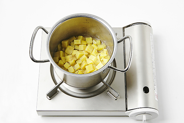 포토 JPG 식재료 실내 사람없음 냄비 버너 흰배경 고구마 요리중 끓이기 삶기 국내포토 백그라운드 모션 뿌리채소 내부 흰색 솥 파일형식