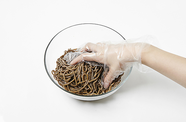 포토 JPG 손 실내 신체부위 잡기 흰배경 요리중 막국수 메밀면 비닐장갑 비빔국수 비빔면 섞기 국내포토 장갑 백그라운드 모션 사람 내부 흰색 면류 국수 파일형식