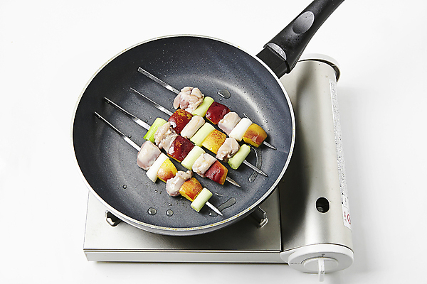 포토 JPG 실내 사람없음 프라이팬 꼬치 굽기 구이 버너 흰배경 요리중 꼬치구이 국내포토 음식 백그라운드 모션 주방용품 내부 흰색 파일형식