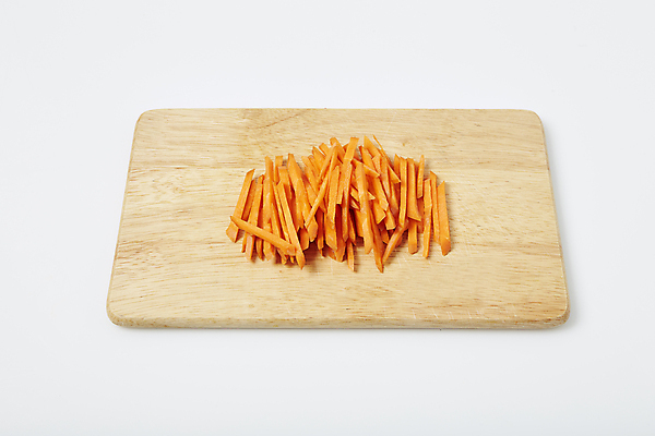 포토 JPG 식재료 실내 사람없음 당근 재료손질 흰배경 나무도마 채썰기 당근채 국내포토 백그라운드 뿌리채소 도마 내부 목재 흰색 자르기 손질 파일형식