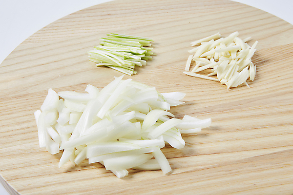 포토 JPG 식재료 양파 실내 마늘 사람없음 재료손질 대파 나무도마 채썰기 국내포토 채소 도마 내부 목재 자르기 파 손질 파일형식