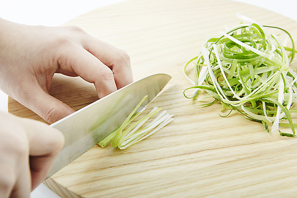 포토 JPG 손 식재료 실내 신체부위 재료손질 파 식칼 대파 나무도마 파채 채썰기 국내포토 음식 채소 주방용품 도마 사람 내부 목재 자르기 손질 파일형식