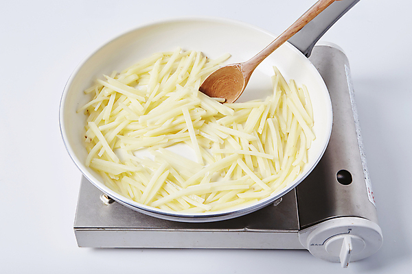 포토 JPG 식재료 감자 실내 사람없음 프라이팬 버너 흰배경 볶음 요리중 나무숟가락 감자볶음 감자채 국내포토 음식 백그라운드 채소 모션 주방용품 내부 숟가락 흰색 파일형식