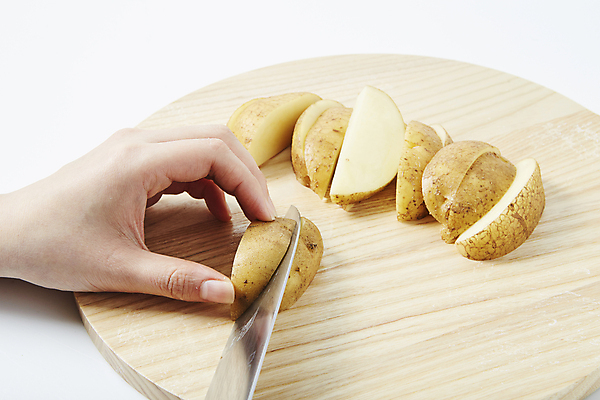 포토 JPG 손 식재료 감자 실내 신체부위 자르기 재료손질 흰배경 식칼 나무도마 웨지감자 국내포토 백그라운드 채소 모션 주방용품 도마 사람 내부 목재 흰색 손질 감자요리 파일형식