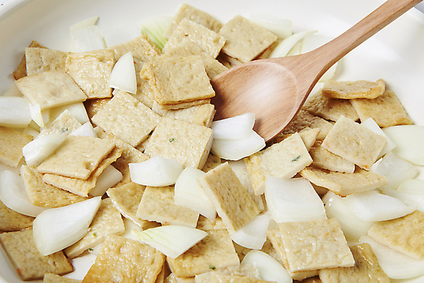 포토 JPG 식재료 양파 실내 근접촬영 사람없음 어묵 볶음 요리중 나무숟가락 어묵볶음 국내포토 음식 뷰포인트 채소 모션 내부 숟가락 파일형식