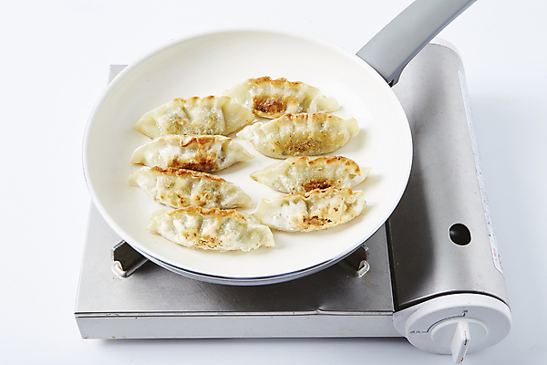 포토 JPG 실내 사람없음 프라이팬 굽기 버너 흰배경 만두 군만두 교자만두 국내포토 음식 백그라운드 주방용품 내부 흰색 구이 파일형식