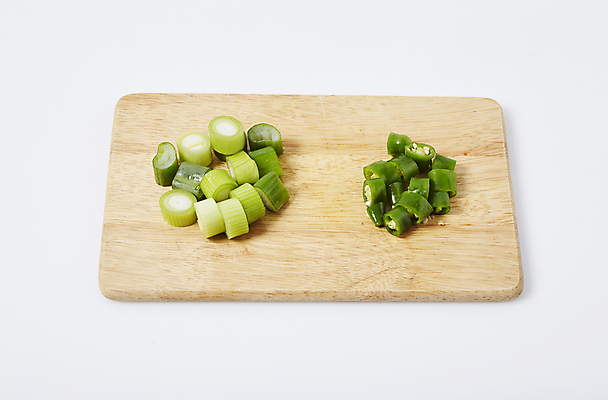 포토 JPG 식재료 고추 실내 사람없음 재료손질 흰배경 파 대파 나무도마 청양고추 국내포토 백그라운드 채소 도마 내부 목재 흰색 손질 파일형식