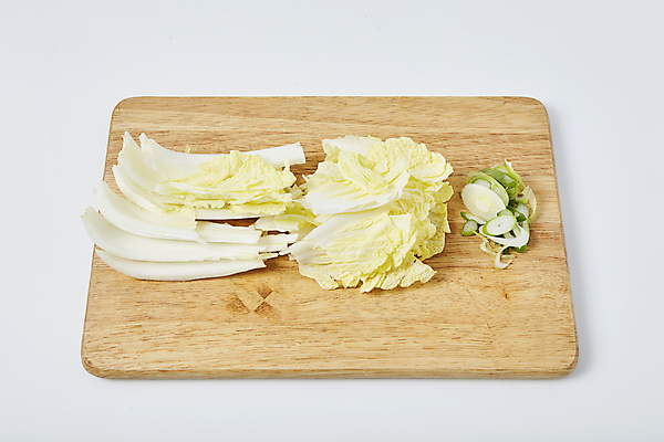 포토 JPG 식재료 실내 사람없음 재료손질 배추 흰배경 대파 나무도마 쌈채소 알배추 국내포토 백그라운드 채소 도마 내부 목재 흰색 파 손질 파일형식