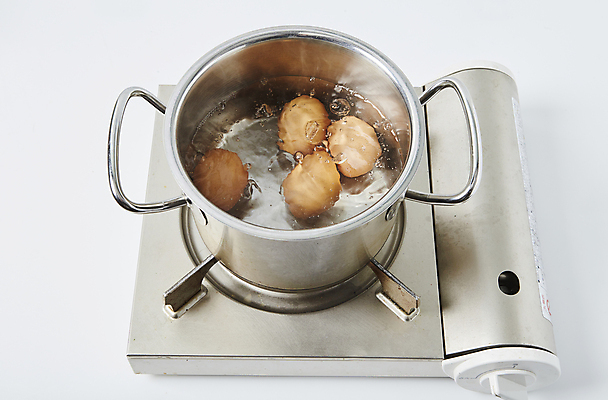 포토 JPG 식재료 실내 사람없음 계란 냄비 버너 흰배경 요리중 삶은계란 삶기 국내포토 백그라운드 모션 내부 알 흰색 솥 계란요리 파일형식