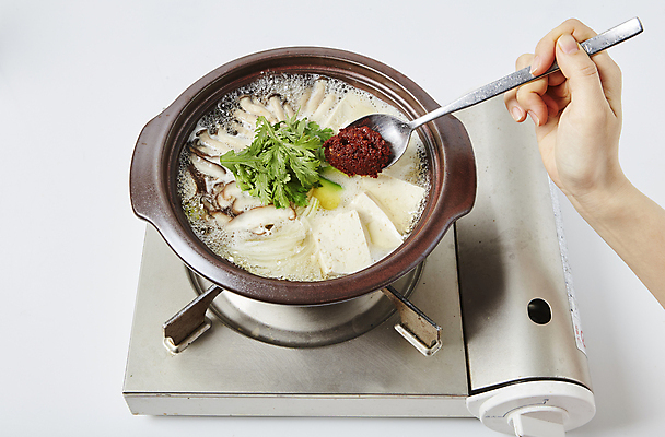 포토 JPG 손 한식 실내 들기 신체부위 숟가락 찌개 버너 흰배경 요리중 끓이기 넣기 다진양념 국내포토 음식 백그라운드 모션 수저 사람 내부 흰색 양념 파일형식