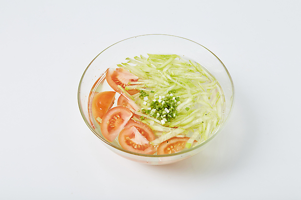 포토 JPG 한식 토마토 식재료 여름음식 실내 사람없음 고명 흰배경 유리그릇 냉국 오이냉국 국내포토 그릇 음식 백그라운드 채소 유리 내부 흰색 국 파일형식 여름_계절